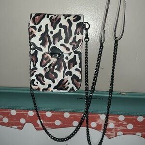 Crossbody in Leopard w/ Chain